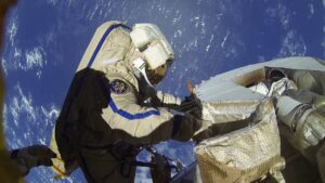 Космонавт Александр Мисуркин. Замена блоков. Космонавт Александр Мисуркин. Замена блоков.