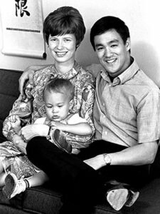 Брюс Ли с женой и сыном Брюс Ли с женой и сыном