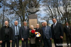 Памятник космонавту Сергею Крикалеву Памятник космонавту Сергею Крикалеву