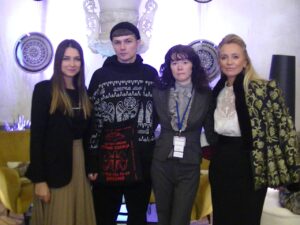 Слева направо: Юлия Музыка, Руководитель проекта "Rustrend", дизайнер Алисин, журналист Светлана Фатьянова, арт-эксперт Виктория Шелягова. Слева направо: Юлия Музыка, Руководитель проекта "Rustrend", дизайнер Алисин, журналист Светлана Фатьянова, арт-эксперт Виктория Шелягова.