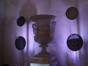 Промыслы: Жостово, Павло-Посад, хохлома. Дизайнер композиции Лейла Улуханли и арт-эксперт Виктория Шелягова. Промыслы: Жостово, Павло-Посад, хохлома. Дизайнер композиции Лейла Улуханли и арт-эксперт Виктория Шелягова.