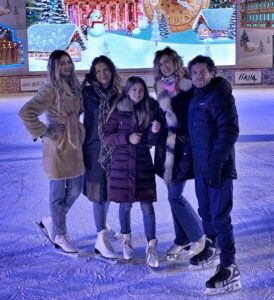 Полина и Анастасия Аммосовы с итальянскими друзьями - семьёй генерального консула Италии Франческо Форте. Полина и Анастасия Аммосовы с итальянскими друзьями - семьёй генерального консула Италии Франческо Форте.