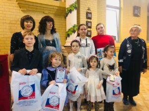 Награждение участников детского конкурса рисунка "Рождество" подарками от депутата Ставропольской краевой Думы Николая Мурашко. Награждение участников детского конкурса рисунка "Рождество" подарками от депутата Ставропольской краевой Думы Николая Мурашко.