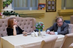 Представитель ООО «Курортное управление» Кисловодска Эвелина Валуйска и Виктор Мирошниченко. Член союза журналистов РФ. Представитель ООО «Курортное управление» Кисловодска Эвелина Валуйска и Виктор Мирошниченко.