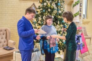 Награждение Арт-дуэта "Вдохновение" дипломом Лауреата Международного конкурса и Живой косметикой бренда Авторкос ООО "Совик". Награждение Арт-дуэта "Вдохновение" дипломом Лауреата Международного конкурса и Живой косметикой бренда Авторкос ООО "Совик".