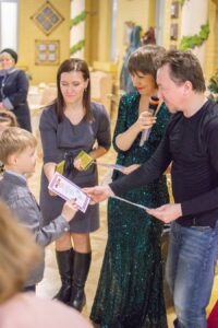 Игорь Дробышев награждает юных участников дипломами и подарками от депутата Ставропольской краевой Думы Аркадия Торосяна. Игорь Дробышев награждает юных участников дипломами и подарками от депутата Ставропольской краевой Думы Аркадия Торосяна.