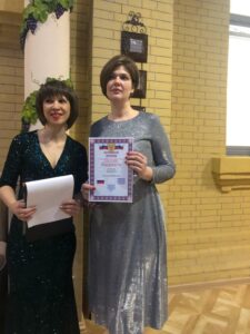 Ведущая Марина Овчинникова награждает Инну Клейменову. Ведущая Марина Овчинникова награждает Инну Клейменову.