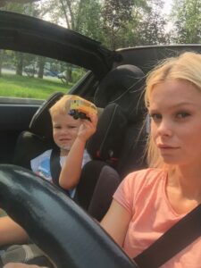 Актриса Евгения Осипова за рулём. Актриса Евгения Осипова за рулём.