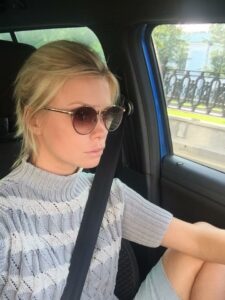 Актриса Евгения Осипова за рулём. Актриса Евгения Осипова за рулём, машина