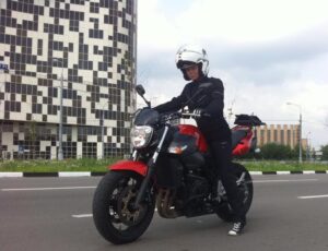 Актриса Евгения Осипова на мотоцикле. Актриса Евгения Осипова на мотоцикле.