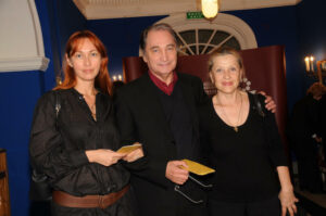 Владимир Коренев с женой и дочерью Владимир Коренев с женой и дочерью