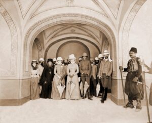 Великие князья Сергей Александрович, Павел Александрович и Великая княгиня Елисавета Феодоровна со свитой в храме св. Марии Магдалины в Гефсимании в Иерусалиме. Великие князья Сергей Александрович, Павел Александрович и Великая княгиня Елисавета Феодоровна со свитой в храме св. Марии Магдалины в Гефсимании в Иерусалиме.