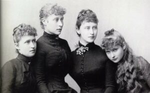 Четыре сестры Гессен-Дармштадских (слева направо) - Ирен, Виктория, Элизабет (Элла) и Алиса (Аликс), 1885 год. Четыре сестры Гессен-Дармштадских (слева направо) - Ирен, Виктория, Элизабет (Элла) и Алиса (Аликс), 1885 год.