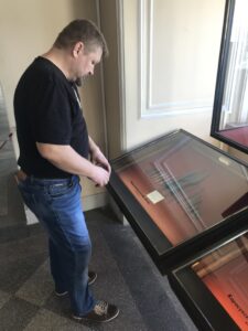 Григорий Николаевич Базлов рассматривает экспонаты Государственного Эрмитажа, Санкт-Петербург.