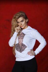 Анастасия Аверьянова в свитшоте «Русские Идут» Анастасия Аверьянова в свитшоте «Русские Идут»