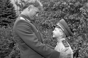 Кадр из фильма "Офицеры" Кадр из фильма "Офицеры"