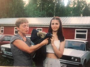 Вера, Юля, ёжик и наш вагончик сзади. Вера, Юля, ёжик и наш вагончик сзади.