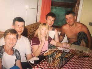 Кухня-купе. Копченая рыба, пойманная из озера, на ужин. Кухня-купе. Копченая рыба, пойманная из озера, на ужин.