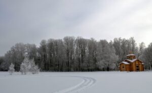 Посреди одной красоты возникла ещё одна - рукотворная, а руки мои. Храм