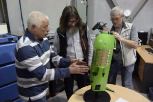 Кэмерон, или, как я его называю, Комерун, надоумил - его аппарат неходячий дедушка того, что делаем мы. Фёдор Конюхов, Джеймс Кэмерон