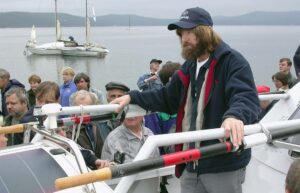 Перед броском в океан. Как переходит вода из одного состояния в другое, меня не покидает ощущение, что и я не один и тот же. Сегодня я яхтсмен, завтра скалолаз, а через неделю полярник, и только дома, ненадолго, я становлюсь собой, а значит – никем, и от этого не спасает живопись, мне снова нужно в дорогу… Фёдор Конюхов