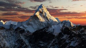 Эверест - это то, что будет всегда, как воздух, как солнце над головой. Поднявшийся на него, может считать себя кавалером любого ордена, потому что выше этого быть нельзя. Эверест