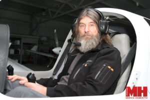 В пилотской кабине. Надо не просто подёргать ручки и понажимать кнопки машины, задача почувствовать себя в ней. В пилотской кабине