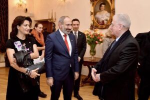 Никол Пашинян и Михаил Пиотровский