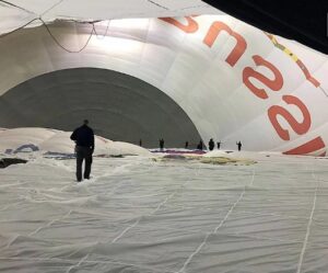 Шар, чтобы улететь в стратосферу, не может быть не огромен. Воздушный шар