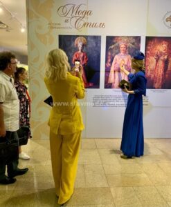 На выставке в Государственном историческом музее Южного Урала. Анастасия Аверьянова описывает наряд на баннере. На выставке в Государственном историческом музее Южного Урала. Анастасия Аверьянова описывает наряд на баннере.