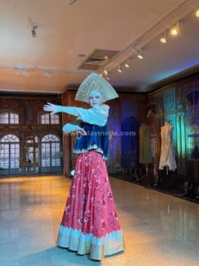 Участница «Театра моды русского костюма». Участница «Театра моды русского костюма».