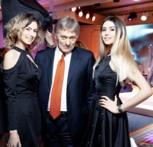 Анастасия и Полина Аммосовы с Дмитрием Песковым Анастасия и Полина Аммосовы с Дмитрием Песковым