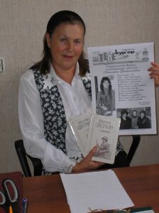 Журналист Лариса Прозорова посвящает Светлане Фатьяновой юбилейный выпуск газеты. Журналист Лариса Прозорова посвящает Светлане Фатьяновой юбилейный выпуск газеты.