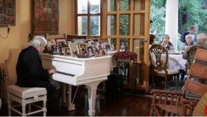 Эдуард Артемьев за роялем Эдуард Артемьев за роялем