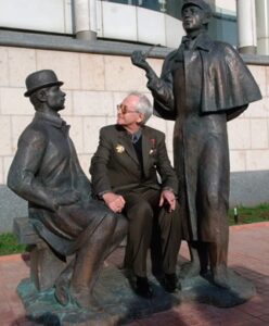 Василий Ливанов у памятника Шерлоку Холмсу и доктору Ватсону Василий Ливанов у памятника Шерлоку Холмсу и доктору Ватсону