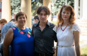 С Эвклидом Кюрдзидисом и Прозоровой Ларисой Ефимовной, журналистом из Союза, лауреатом премии им. Германа Лопатина. Она приехала на закрытие вернисажа порадоваться вместе со мной. Фото Евгения Михайленко. С Эвклидом Кюрдзидисом и Прозоровой Ларисой Ефимовной, журналистом из Союза, лауреатом премии им. Германа Лопатина. Она приехала на закрытие вернисажа порадоваться вместе со мной. Фото Евгения Михайленко.