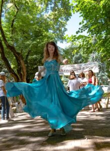 Фото Евгения Михайленко. Я тут ему позирую на вернисаже. Фото Евгения Михайленко. Я тут ему позирую на вернисаже.