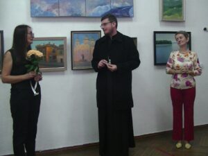 Ольга Биценти, отец Олег Симанович и заведующая отделом научно-просветительной и эксозиционно-выставочной деятельности Пятигорского Краеведческого музея Юрченко Наталья Владимировна. Ольга Биценти, отец Олег Симанович и заведующая отделом научно-просветительной и эксозиционно-выставочной деятельности Пятигорского Краеведческого музея Юрченко Наталья Владимировна.