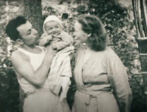 Александр Кемурджиан в детстве с родителями Александр Кемурджиан в детстве с родителями