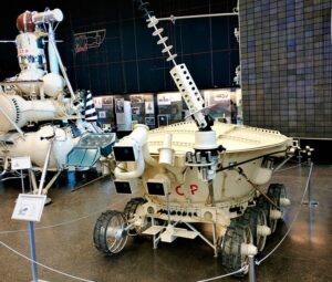 «Луноход-3» в музее Лавочкина, рядом с дубликатом посадочного модуля «Луны-16». «Луноход-3» в музее Лавочкина, рядом с дубликатом посадочного модуля «Луны-16».