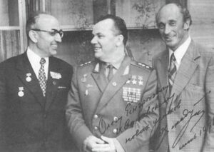 С лётчиком, трижды героем - Иваном Кожедубом. С лётчиком, трижды героем - Иваном Кожедубом.