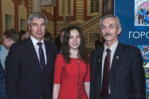 Два «военмеховца» - Сергей Крикалёв и сын А. Л.Кемурджиана - Владимир Александрович, начальник конструкторского отдела. Два «военмеховца» - Сергей Крикалёв и сын А. Л.Кемурджиана - Владимир Александрович, начальник конструкторского отдела.