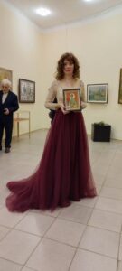 Светлана Фатьянова (Союз художников Евразии) в итальянском подарочном платье от Дома свадебной и вечернерней моды "Патриция" представляет икону св. Димитрия Солунского. Светлана Фатьянова (Союз художников Евразии) в итальянском подарочном платье от Дома свадебной и вечернерней моды "Патриция" представляет икону св. Димитрия Солунского.