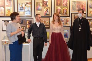 Директор музея Ирина Вячеславовна Сафарова представляет участников проекта.