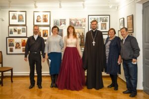 Реставратор Борис Ударенко, директор музея Ирина Сафарова, иконописец Светлана Фатьянова, иерей Петр Копач, журналист Лариса Прозорова и Николай Маркелов, сотрудник музея.