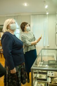 Председатель Думы города Пятигорска Людмила Васильевна Похилько и директор Государственного музея-заповедника им. М.Ю. Лермонтова Ирина Вячеславовна Сафарова у экспозиции икон Светланы Фатьяновой.