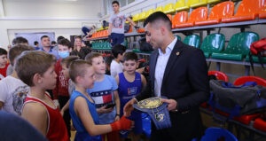 Давид Аванесян: с воспитанниками спортшколы № 2. Давид Аванесян: с воспитанниками спортшколы № 2.