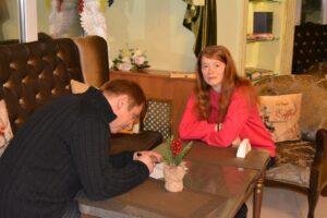 Дмитрий Иосифов дает автограф. Дмитрий Иосифов дает автограф Светлане Фатьяновой.