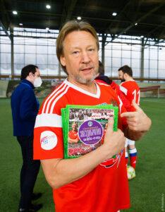 Дмитрий Харатьян с книгой "Футбол по слуху" Дмитрий Харатьян с книгой "Футбол по слуху"