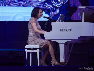 Яна Тюлькова. Фото с юбилея школы - Игорь Разживин. Яна Тюлькова, концерт